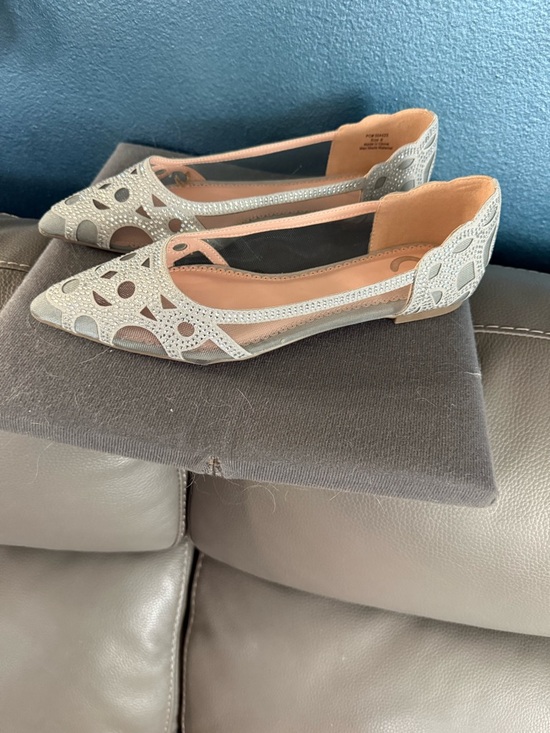 Shoes - Women's Silver Pointed-Toe Mesh Flats. Size 8